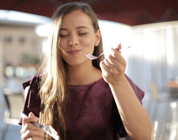 Ecco cosa DEVI MANGIARE A CENA per PERDERE PESO